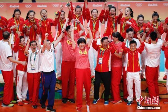 资料图：中国女排站上里约奥运领奖台。<a target='_blank' href='http://www.chinanews.com/' >中新网</a>记者 杜洋 摄
鍏