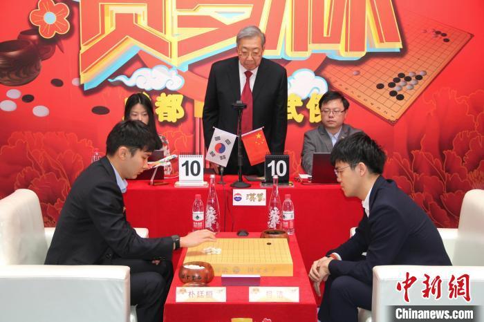 柯洁与朴廷桓是老对手，图为2020第八届CCTV贺岁杯中日韩新春围棋争霸赛决赛 钟欣 摄