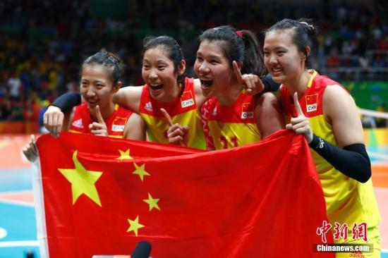 资料图：当地时间8月20日，2016里约奥运女排决赛，中国女排3:1(19:25，25:17，25:22，25:23)战胜塞尔维亚女排，在2004年拿到雅典奥运会冠军后，时隔12年再次获得奥运会冠军，这也是中国代表团在本届奥运会上的第26枚金牌。<a target='_blank' href='http://www.chinanews.com/' >中新网</a>记者 富田 摄
鍏