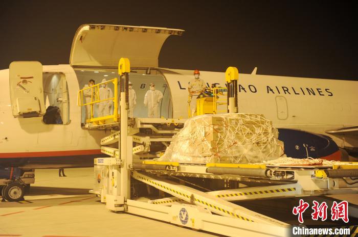 该航班由龙浩航空的波音737全货机执飞，由山东朗越国际运输服务有限公司包机运营，每周四班，满载货量可达15吨。　王侃 摄