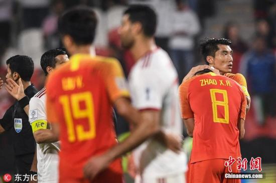 资料图：2019年亚洲杯折戟1/4决赛后，国足队长郑智安慰痛哭的队友。图片来源：东方IC