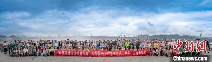 游客组团游览湖北宜昌等地。湖北省文化和旅游厅供图