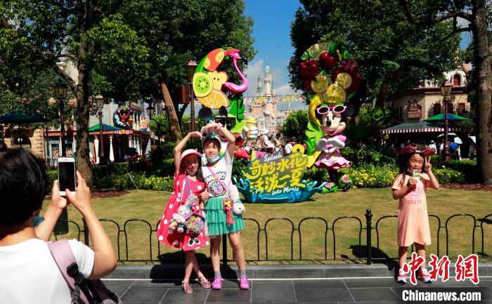 孩子们在迪士尼乐园拍照留念。　汤彦俊 摄