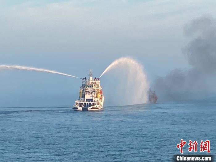 21日5时起实施新一轮灭火方案。上海海上搜救中心供图