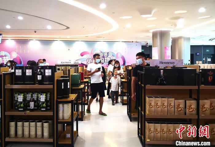 图为8月26日游客在三亚国际免税城内选购酒类商品。　尹海明 摄
