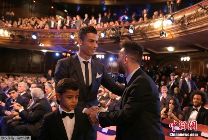 图为2017年世界足球先生颁奖现场，梅西(右)起身向C罗(左)表示祝贺。