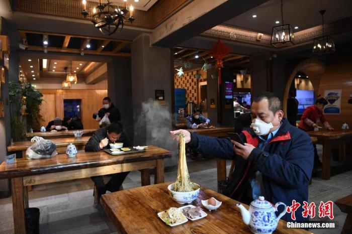 2月19日，甘肃省兰州市的市民在一家牛肉拉面馆里就餐。 <a target='_blank' href='http://www.chinanews.com/'>中新社</a>记者 杨艳敏 摄