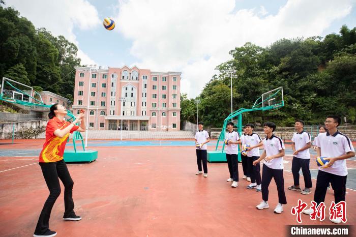 赵蕊蕊教授学生练习排球 主办方提供 摄