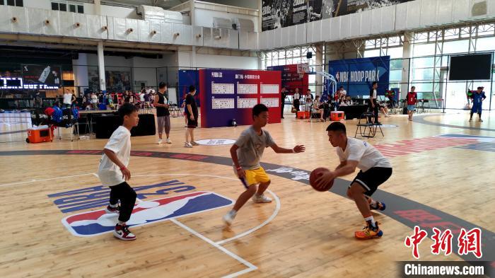 草根球星与青少年篮球爱好者场上互动。　杨伏山 摄