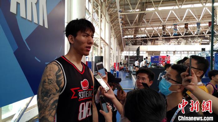 身高2.05米、曾是华侨大学篮球队主力球员铁牛张鸿林接受记者采访。　杨伏山 摄