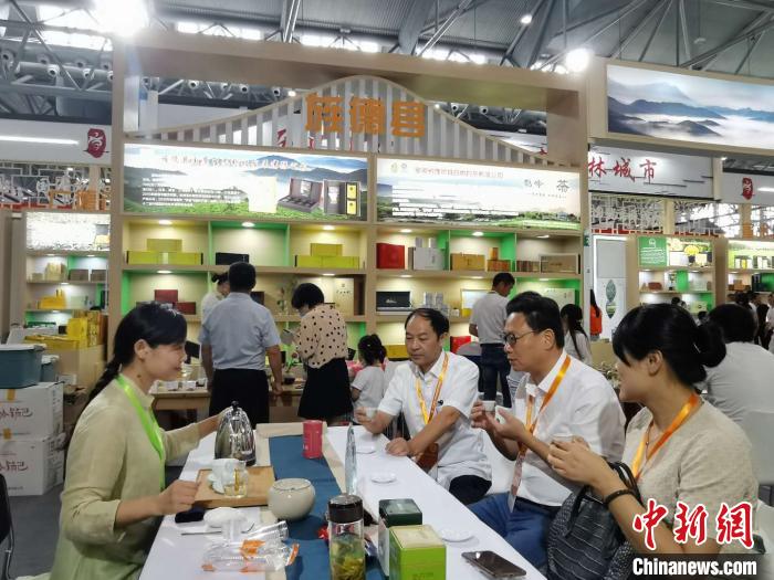 2020第十三届安徽国际茶产业博览会落幕，消费者现场品鉴香茗 张强 摄
