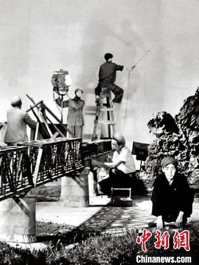 刘学尧为电影《桥》工作的照片。长影集团供图
