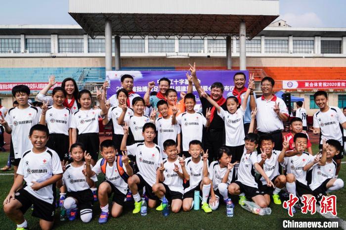 自2018年以来，中国红十字基金会博爱体育校队已开展有篮球、足球、棒球、武术、短道速滑5个体育项目，累计在北京、湖北、湖南、山东、山西、四川等地捐建校队86支。　付春来 摄