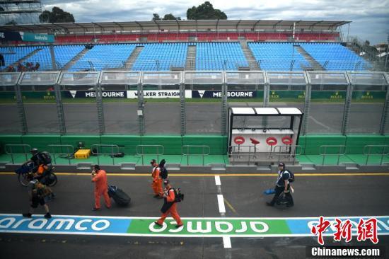 当地时间3月13日，澳大利亚墨尔本，阿尔法罗密欧车队成员开始收拾行李。当日，国际汽联官网发布公告，决定取消原定于3月13日至15日在澳大利亚进行的F1新赛季揭幕战。