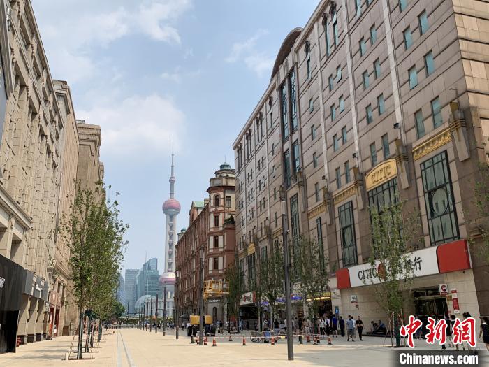 南京路步行街东拓段全面开放后，游客可通过南京路步行街直达外滩。　康玉湛 摄