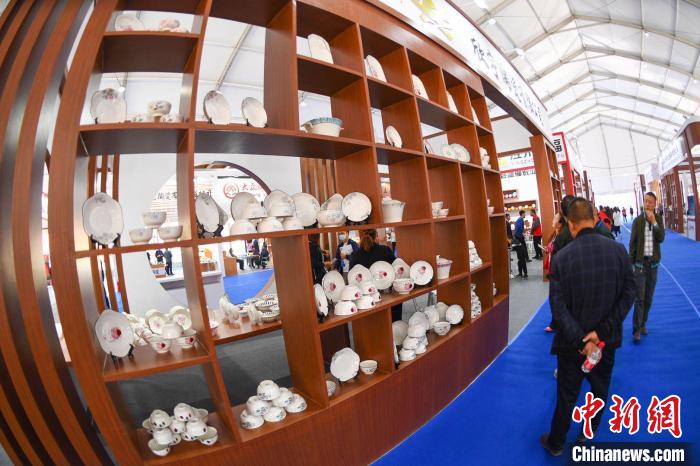 陶瓷产业已成为朔州继煤、电之后的第三大产业，吸纳劳动力就业岗位5万多个，拉动当地农民增收20亿元。　武俊杰 摄