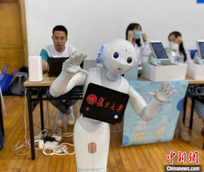 机器人在迎新现场带去欢乐。　复旦大学供图 摄