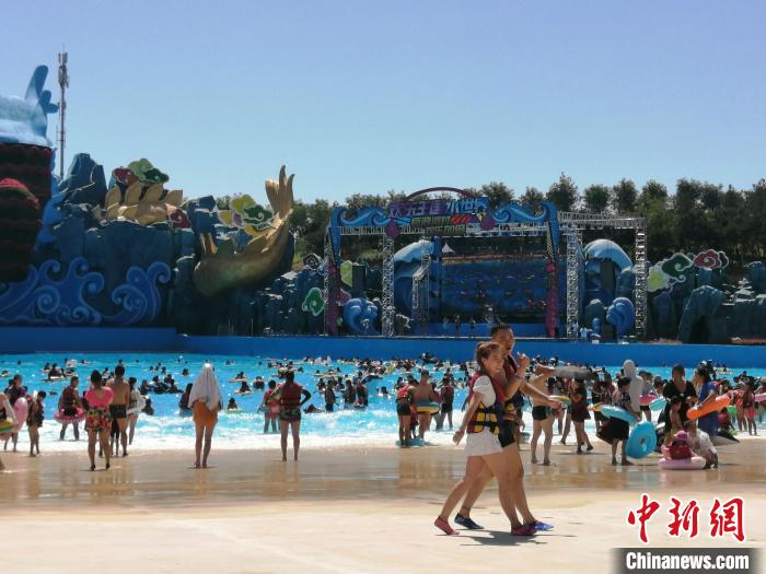 游客在锦州东方欢乐王国水世界游玩。　李晛 摄