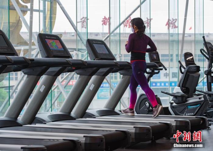 资料图：市民在健身房内跑步锻炼。新社记者 侯宇 摄