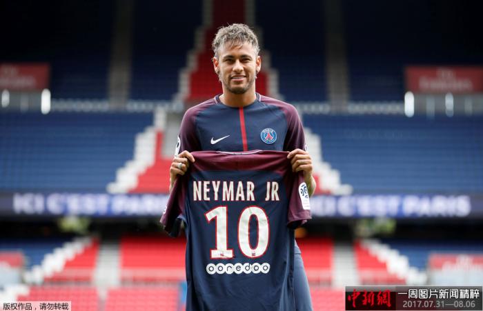 当地时间2018年8月4日，巴西球星内马尔正式加盟巴黎圣日耳曼，他身穿大巴黎10号球衣，亮相巴黎王子球场，与媒体及球迷见面。