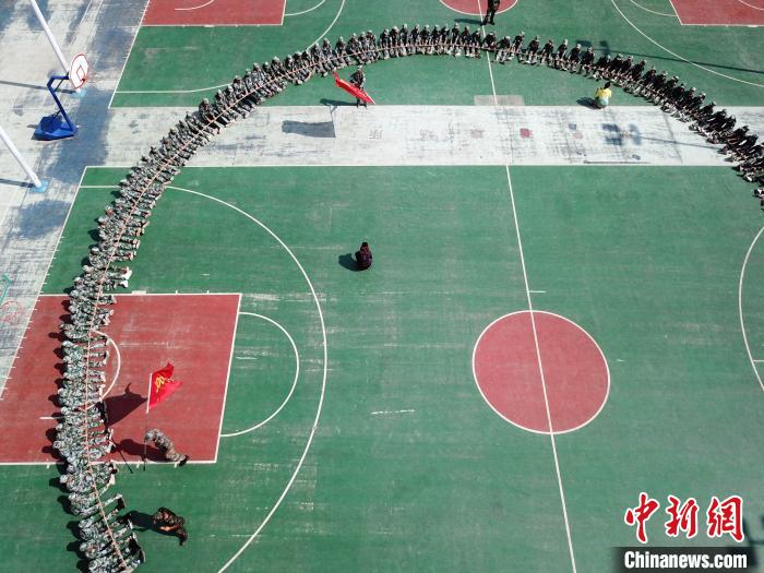 南宁市碧翠园学校围成两个同心圆挑战同时摇绳五百次。　蒋雪林 摄