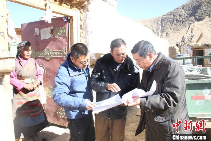 图为水电七局援藏干部走访当地困难民众(资料图)。水电七局日喀则分公司 供图