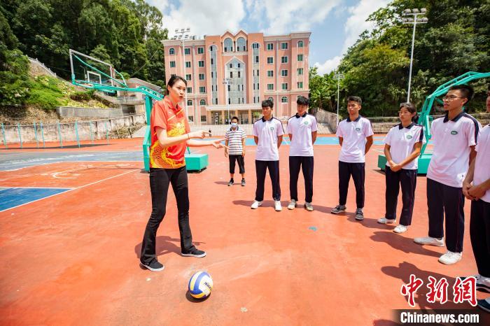 赵蕊蕊教授学生练习排球 主办方提供 摄