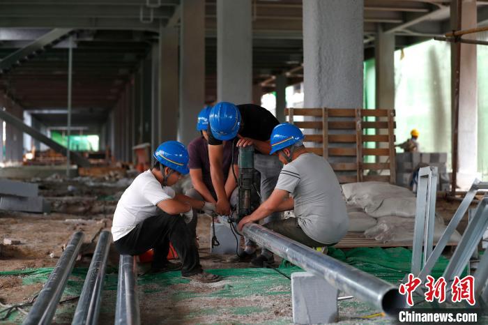 8月31日，北京自贸区创新服务中心主体结构正式封顶，主骨架基本搭建完成，预计11月底投入使用。　富田 摄