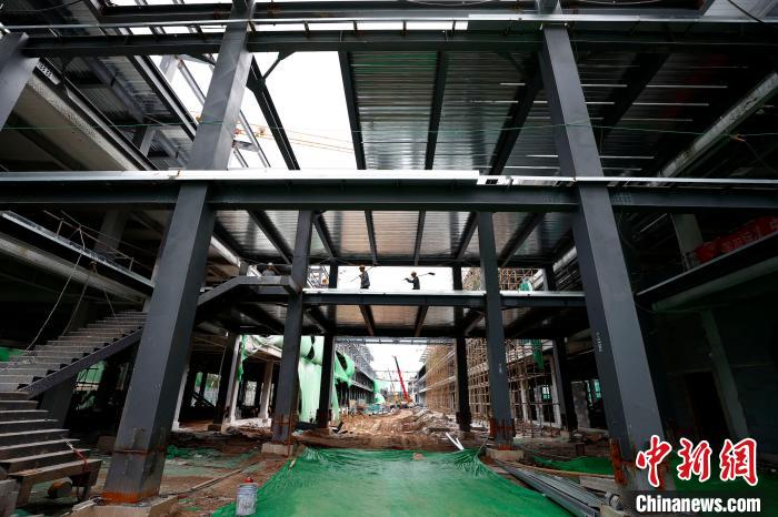 8月31日，北京自贸区创新服务中心主体结构正式封顶，主骨架基本搭建完成，预计11月底投入使用。　富田 摄