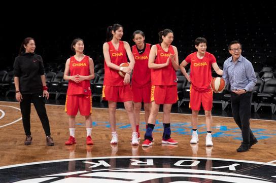 蔡崇信(右一)在篮网主场与来访的中国女篮球员交流。供图