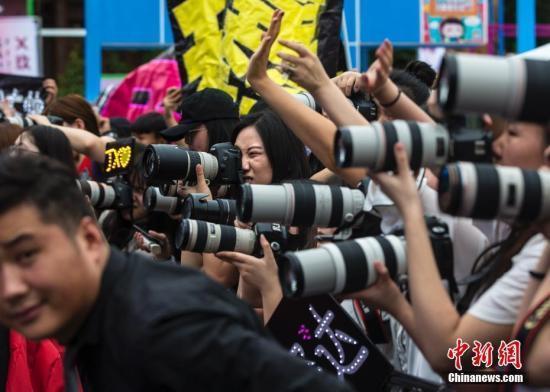 资料图：粉丝们在北京的一个粉丝嘉年华上架起长枪短炮拍摄偶像。<a target='_blank' href='http://www.chinanews.com/'>中新社</a>记者 刘关关 摄 图文不相关