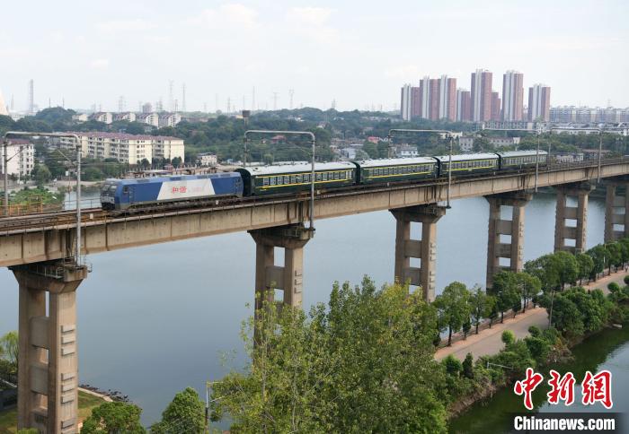 图为6025/6次九江—麻城“公益慢火车”行驶在京九铁路九江长江大桥上。　胡国林 摄