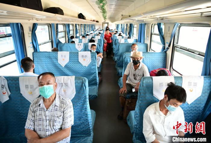 旅客乘坐6025/6次九江—麻城“公益慢火车”出行。　胡国林 摄