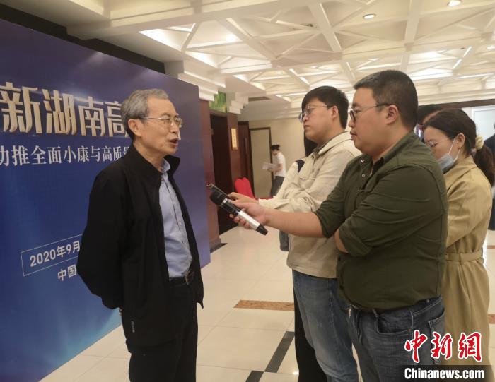 中国工程院院士桂卫华介绍媒体采访。　刘曼 摄
